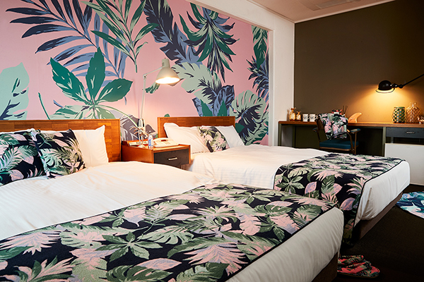 BAYFLOWがプロデュース『HanaLoa ROOM by BAYFLOW』が藤沢・8HOTELに期間限定でオープン!